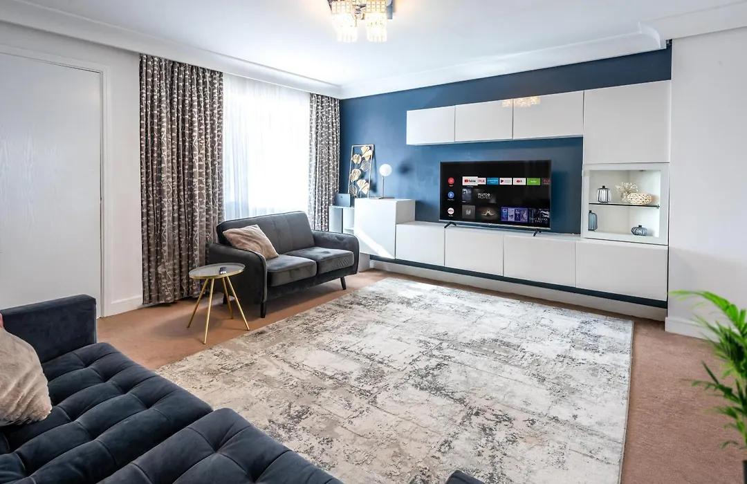Modern Home Near Etihad, Coop Live-1