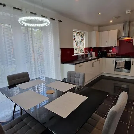 Modern Home Near Etihad, Coop Live-2
